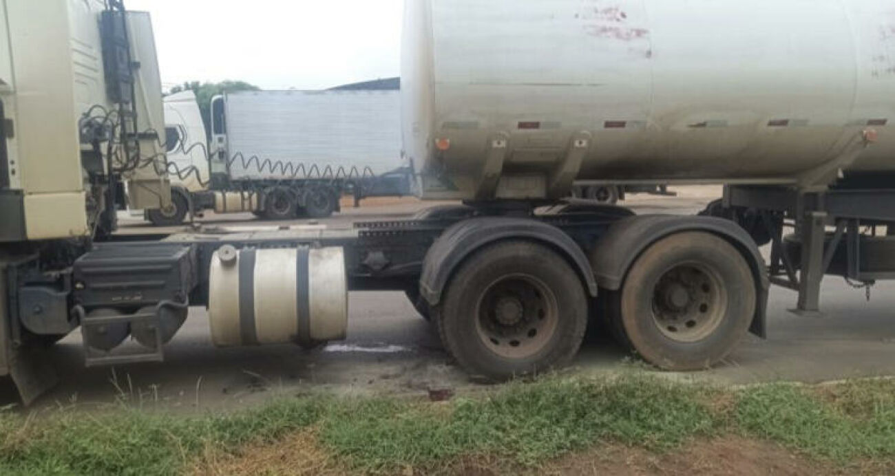 Ilustração da notícia Explosão de pneu de caminhão-tanque deixa dois feridos em posto fiscal na BR-163, em Sonora da MS Todo dia